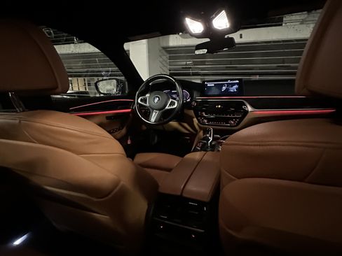 Used 2020 BMW M550i xDrive M550i xDrive Sedan 4D w/ Premium Package image 16