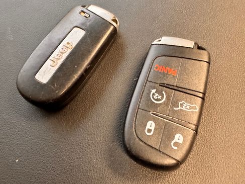 Used 2018 Jeep Grand Cherokee Overland AWD/4WD image 24