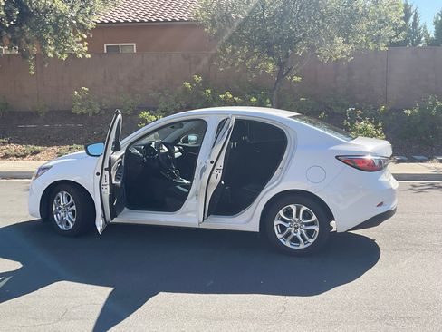 Used 2017 Toyota Yaris iA FWD image 5
