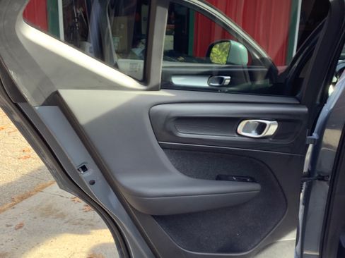 Used 2021 Volvo XC40 T5 Momentum image 30