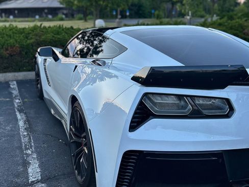 Used 2016 Chevrolet Corvette Z06 w/ 3LZ Preferred Equipment Group image 9