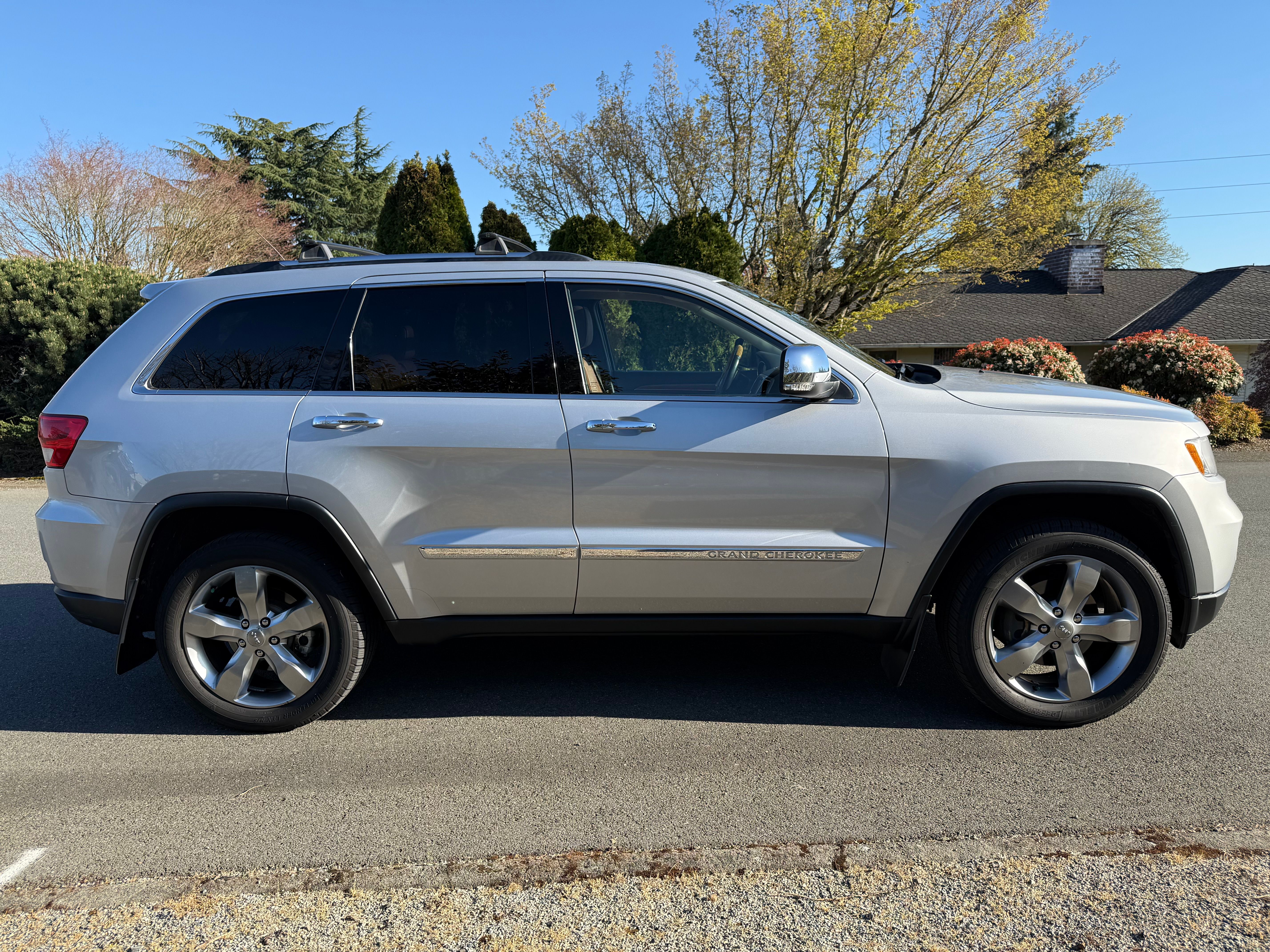 Used 2013 Jeep Grand Cherokee Overland AWD/4WD image 11