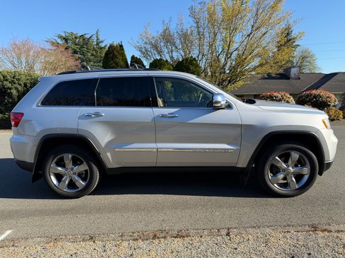 Used 2013 Jeep Grand Cherokee Overland image 11