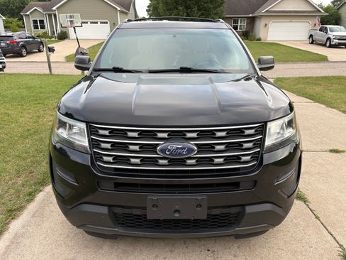 Used 2017 Ford Explorer FWD image 2