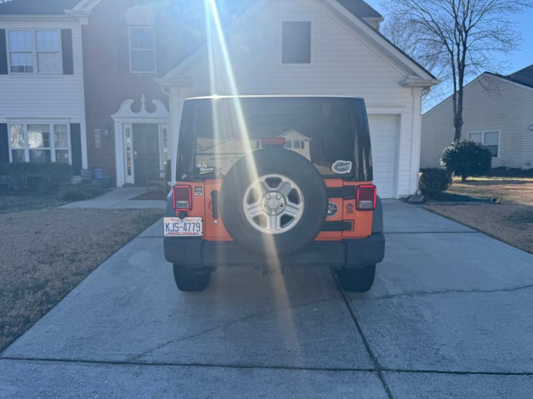 Used 2012 Jeep Wrangler Unlimited Sport w/ Connectivity Group AWD/4WD image 10