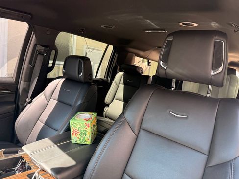 Used 2023 Cadillac Escalade ESV Luxury AWD/4WD image 16