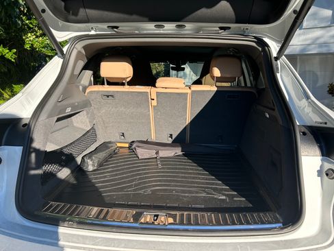 Used 2023 Porsche Cayenne Platinum Edition image 16