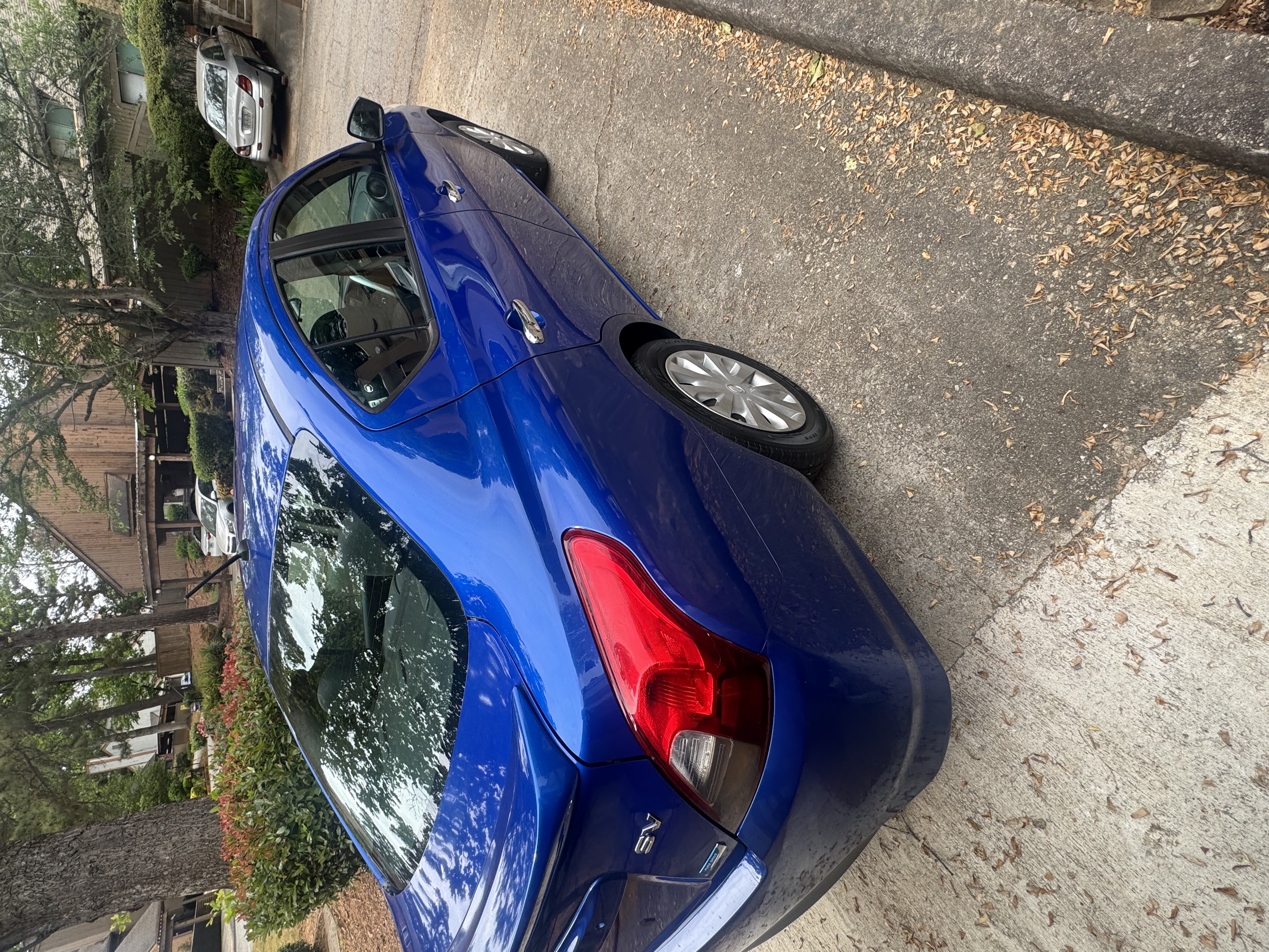 Used 2016 Nissan Versa SV FWD image 2