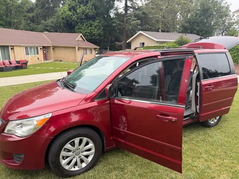 Used 2014 Volkswagen Routan SE image 4