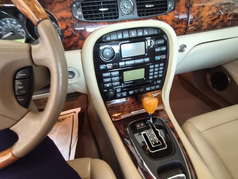 Used 2004 Jaguar XJ8 image 10