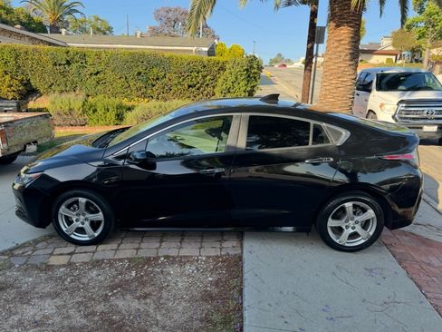 Used 2017 Chevrolet Volt LT w/ Comfort Package FWD image 4