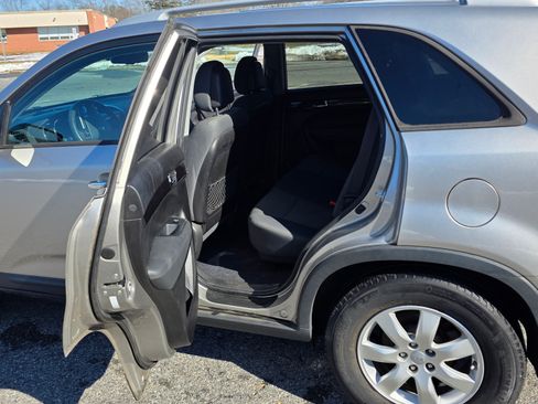 Used 2013 Kia Sorento LX w/ Convenience Pkg image 10