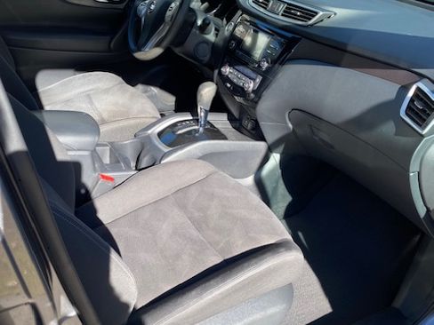 Used 2016 Nissan Rogue SV image 6