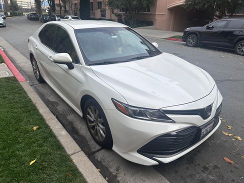 Used 2018 Toyota Camry LE image 4