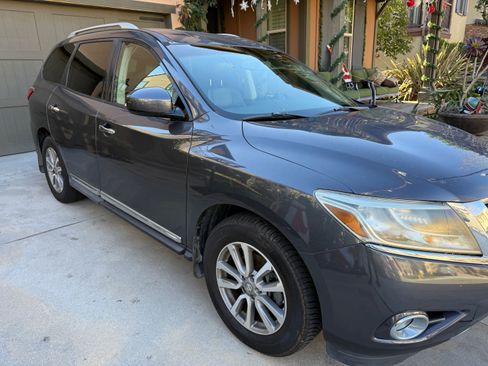 Used 2013 Nissan Pathfinder SL w/ Trailer Tow Pkg image 6