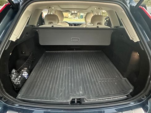 Used 2023 Volvo XC60 B5 Ultimate w/ Climate Package image 9