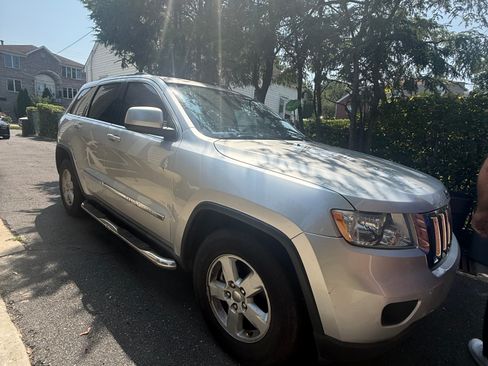 Used 2011 Jeep Grand Cherokee Laredo AWD/4WD image 5