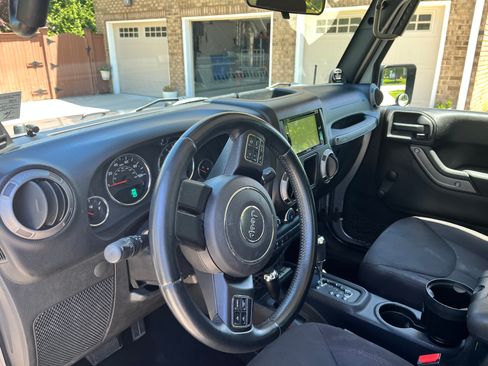 Used 2013 Jeep Wrangler Sport w/ Connectivity Group AWD/4WD image 9