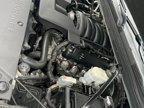 Used 2018 Chevrolet Suburban LT RWD image 11