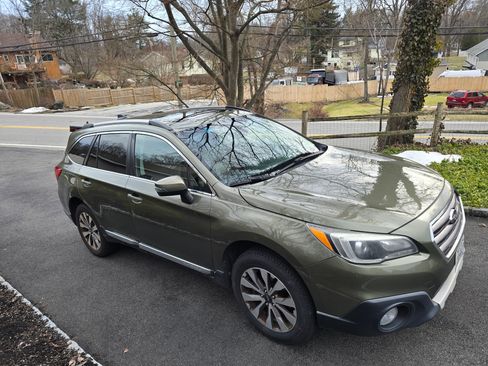 Used 2017 Subaru Outback 2.5i Touring image 1