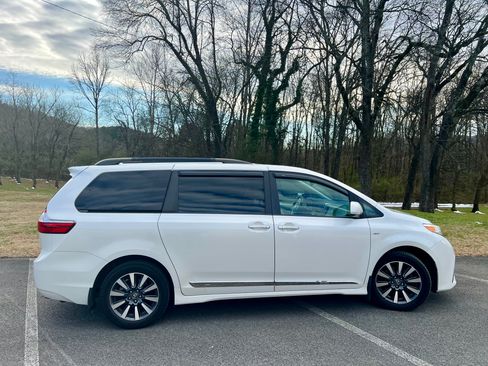 Used 2018 Toyota Sienna XLE image 5