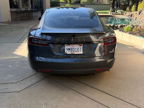 Used 2015 Tesla Model S P90D image 2