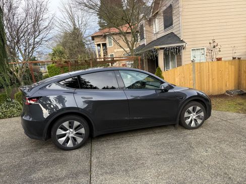 Used 2024 Tesla Model Y Long Range image 8