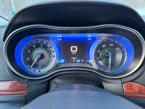 Used 2016 Chrysler 300 C image 19