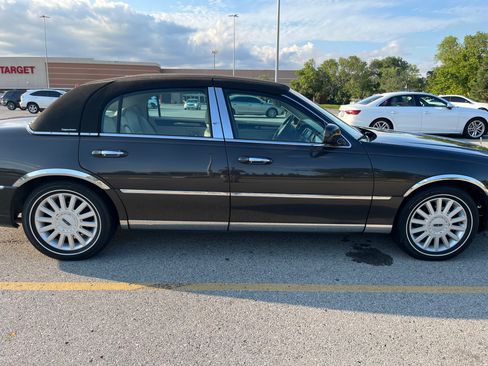Used 2005 Lincoln Town Car Signature RWD image 8