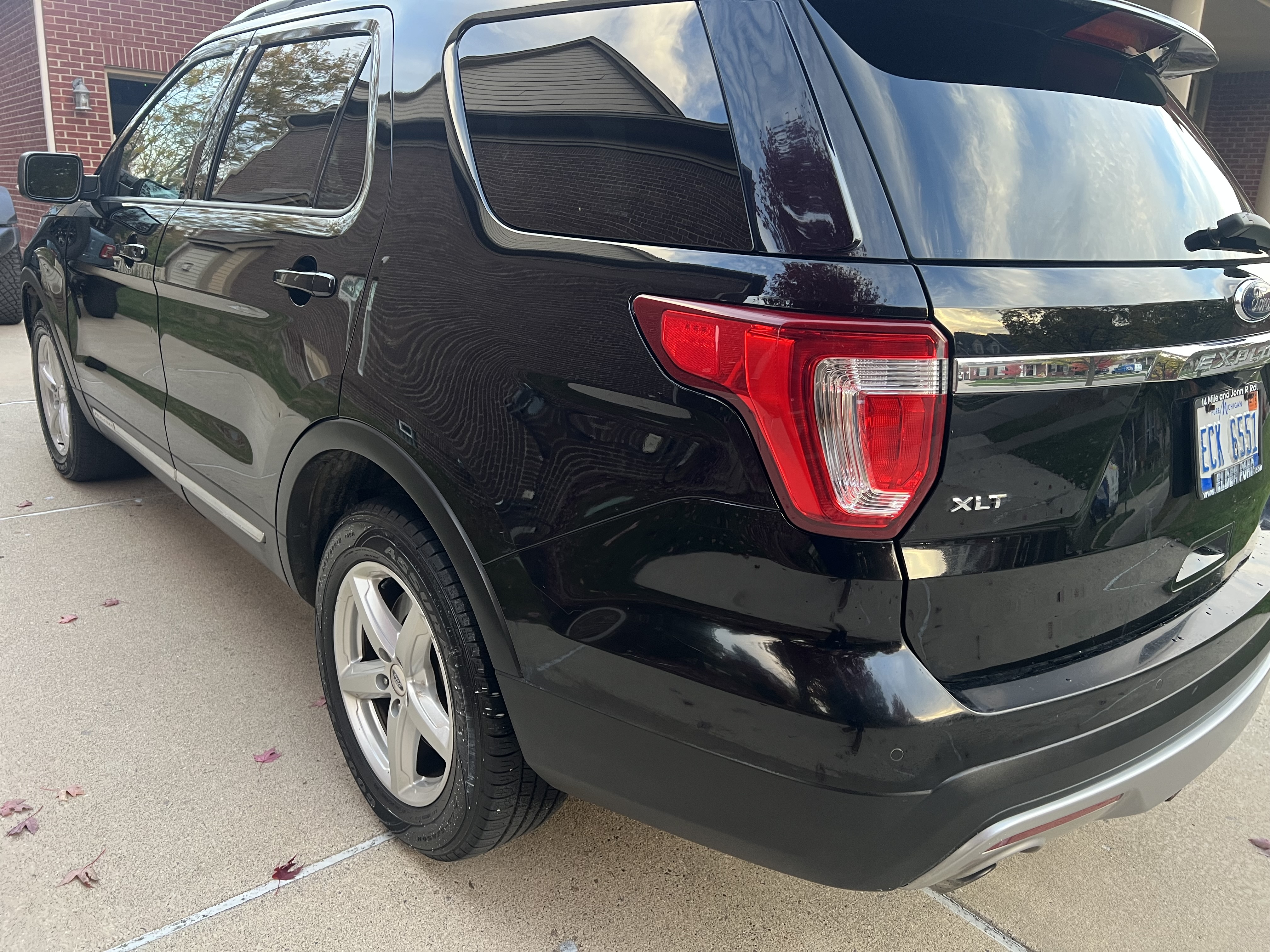 Used 2017 Ford Explorer XLT w/ Equipment Group 202A AWD/4WD image 5