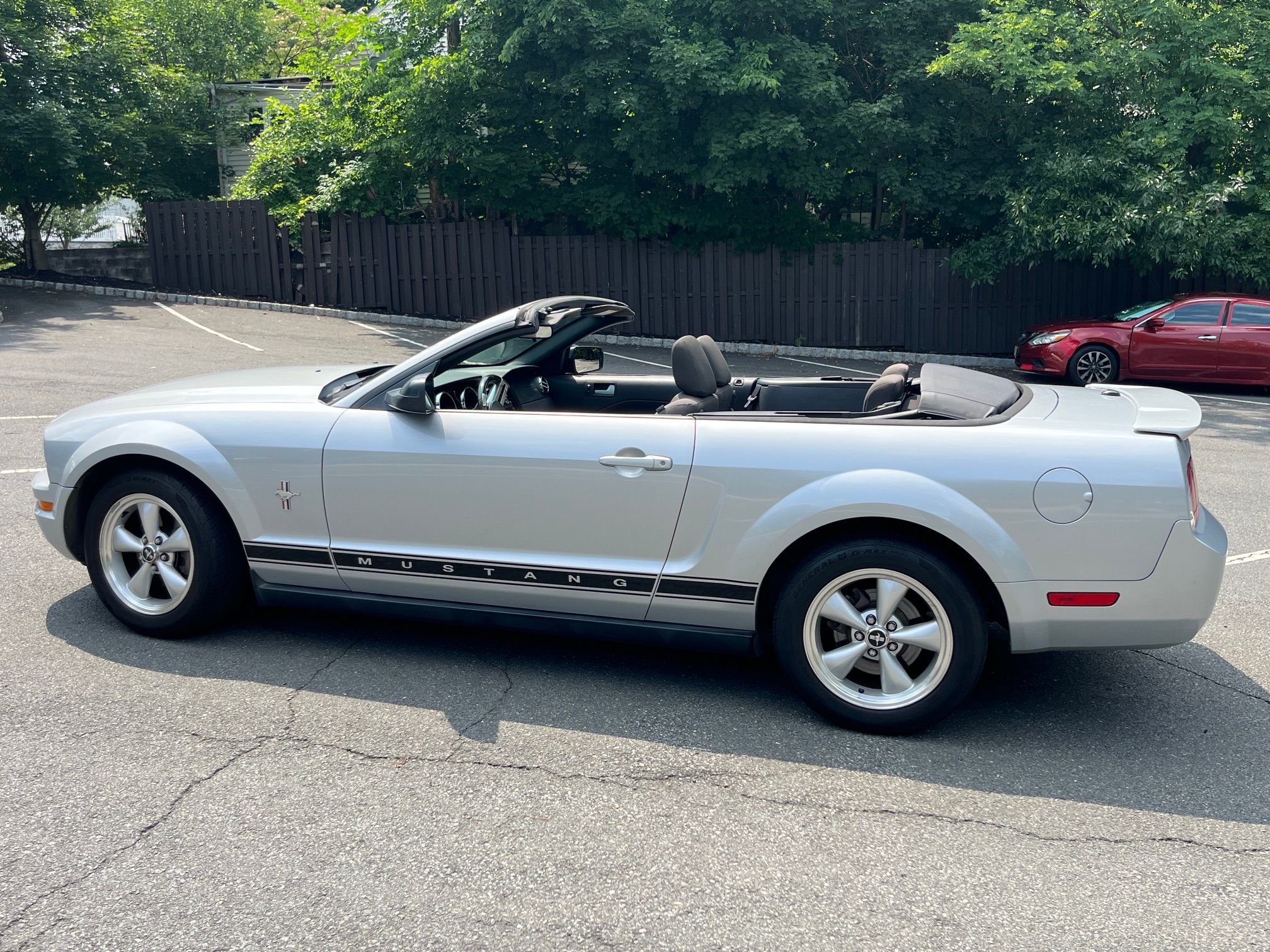 Used 2007 Ford Mustang Convertible RWD image 12