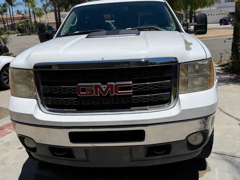 Used 2011 GMC Sierra 2500 SLE w/ SLE Preferred Package AWD/4WD image 1