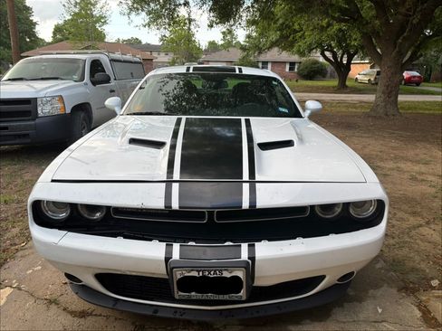 Used 2018 Dodge Challenger SXT image 9