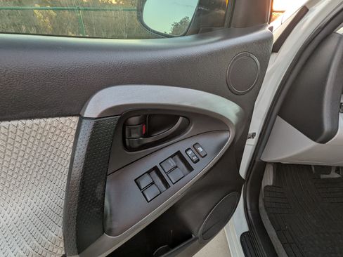 Used 2014 Toyota RAV4 EV image 23