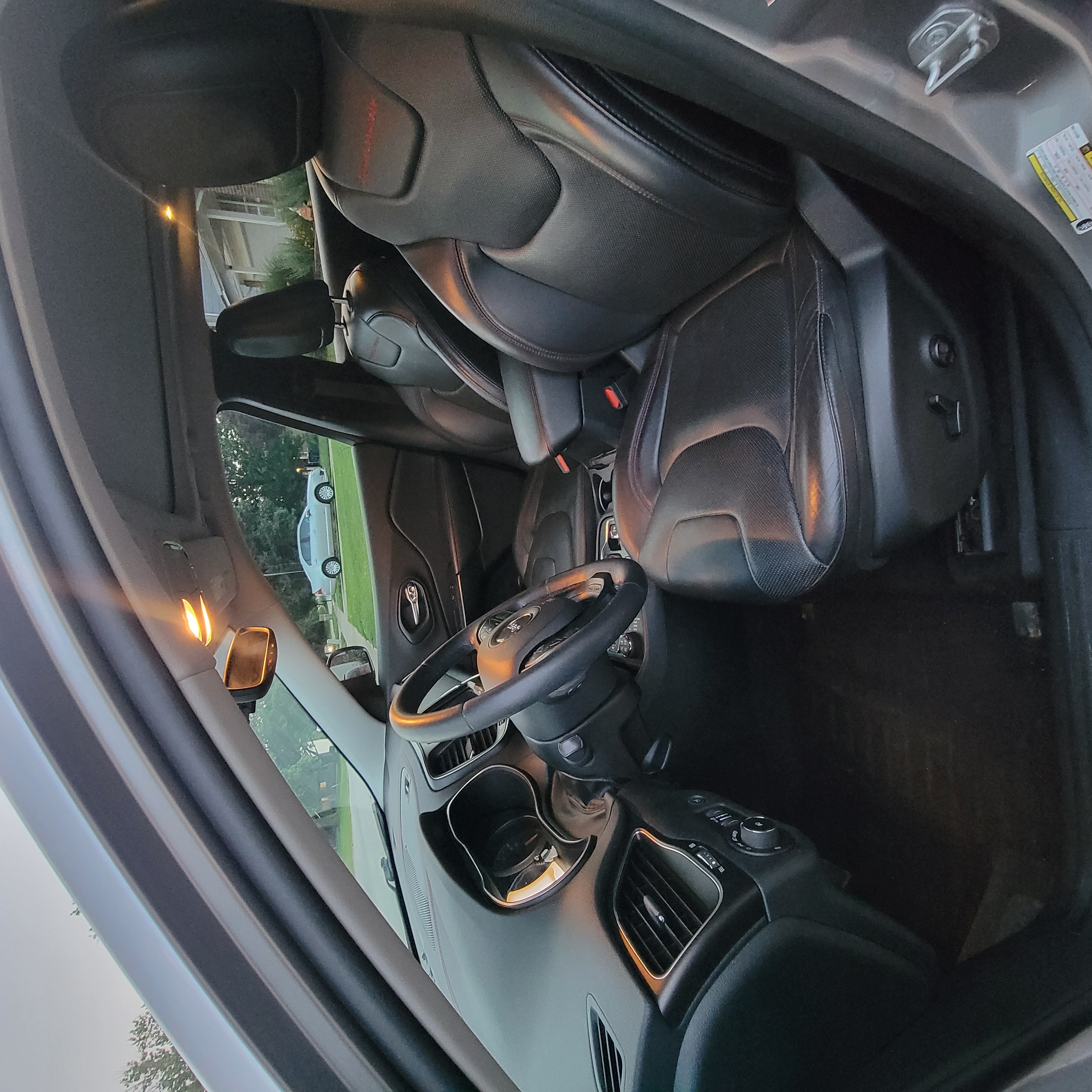 Used 2019 Jeep Cherokee Trailhawk AWD/4WD image 6