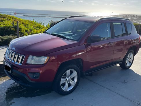 Used 2012 Jeep Compass Latitude w/ Sun/Sound Group FWD image 2