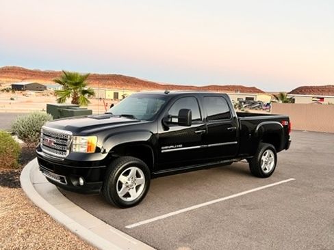 Used 2014 GMC Sierra 2500 Denali w/ Suspension Package, Off-Road image 4