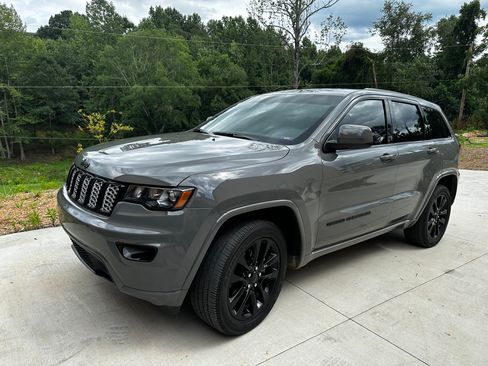 Used 2020 Jeep Grand Cherokee Altitude image 2