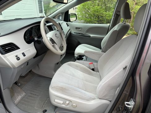 Used 2013 Toyota Sienna LE image 6