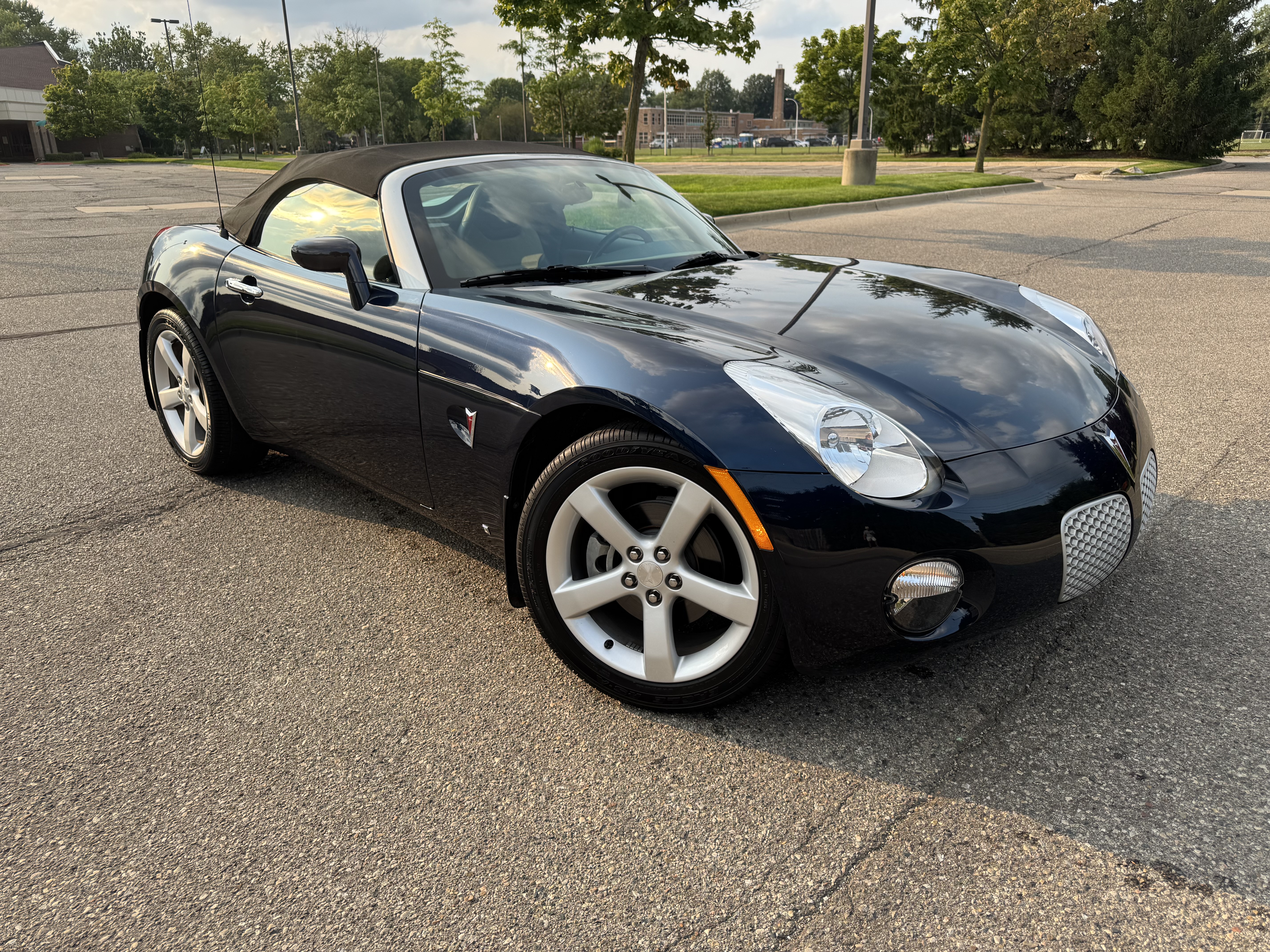 Used 2006 Pontiac Solstice Convertible w/ Premium Package RWD image 1