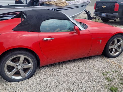 Used 2009 Pontiac Solstice GXP w/ Premium Package RWD image 2