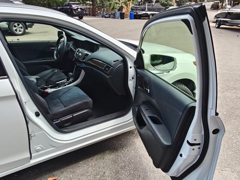Used 2017 Honda Accord Hybrid Sedan image 11