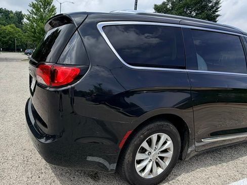 Used 2019 Chrysler Pacifica Touring-L FWD image 8
