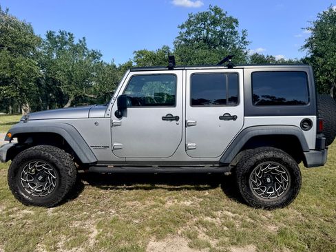 Used 2018 Jeep Wrangler Unlimited Rubicon w/ Connectivity Group AWD/4WD image 4