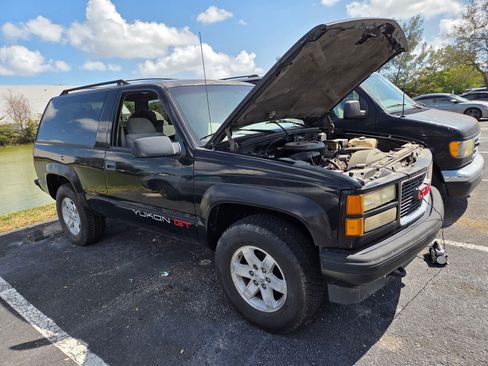 Used 1995 GMC Yukon Sport Utility 2D image 4