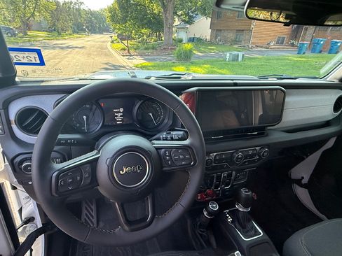 Used 2024 Jeep Wrangler Unlimited AWD/4WD image 7