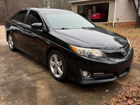 Used 2014 Toyota Camry SE image 2