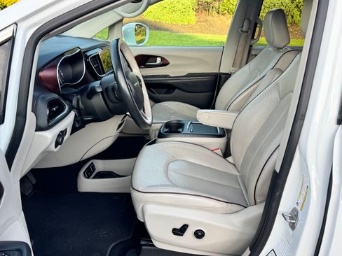 Used 2020 Chrysler Pacifica Limited image 11