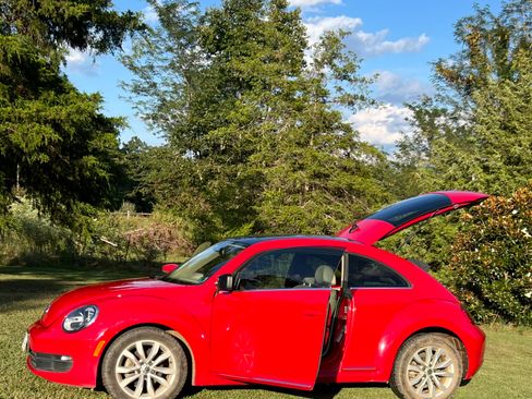 Used 2015 Volkswagen Beetle TDI image 2