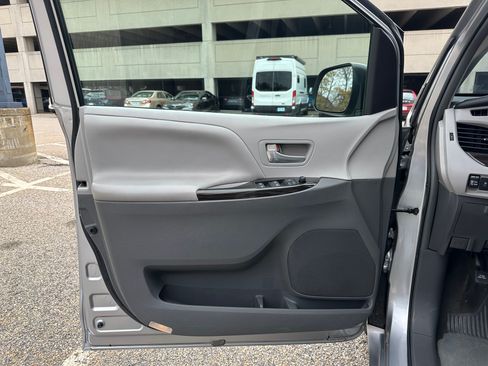 Used 2015 Toyota Sienna XLE image 10